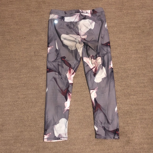 Fabletics Gia printed powerlite capri floral xs - Picture 4 of 4
